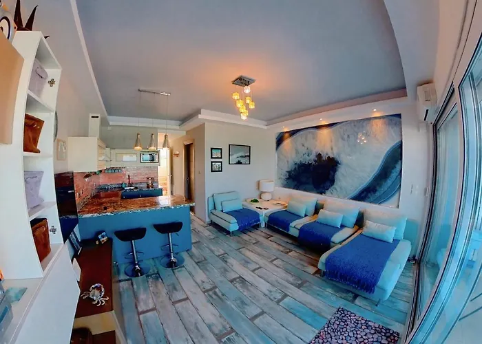 Deluxe Beach Apartment- Sleeps 2 & Private Terrace