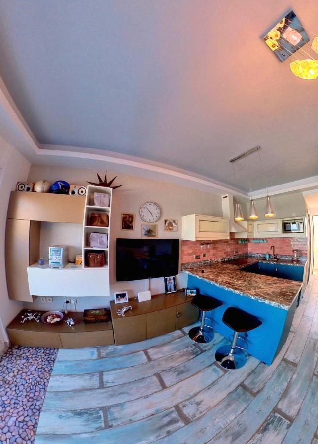 Deluxe Apartment- Sleeps 2 & Private Terrace Haraki