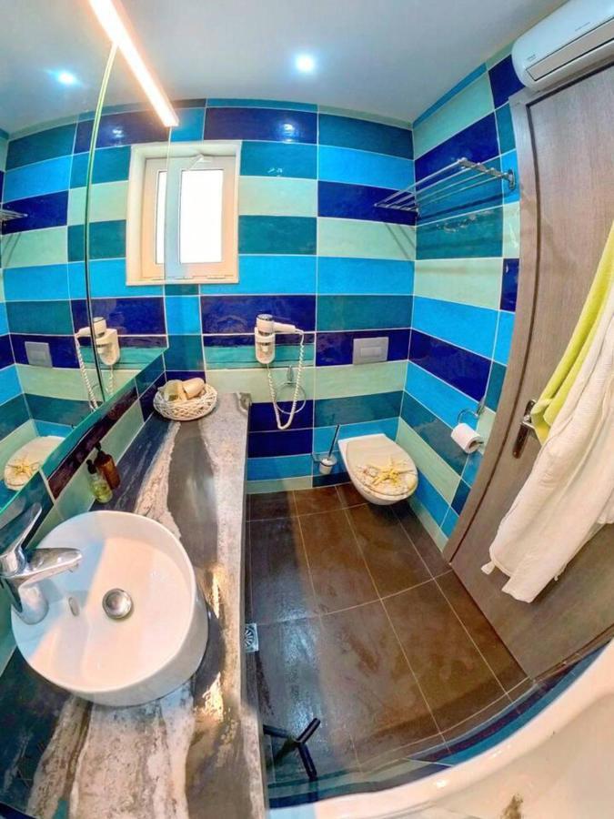 Deluxe Apartment- Sleeps 2 & Private Terrace Leilighet *